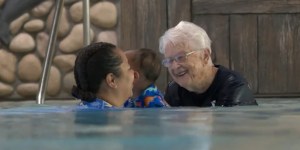 Niesamowita 102-latka, która wciąż udziela lekcji pływania