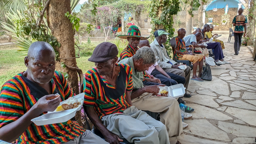 Afrykańczycy jedzą posiłek dzięki pomocy zagranicznej.