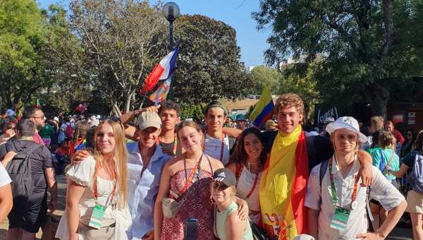 Młodzi Polacy na ŚDM z flagą