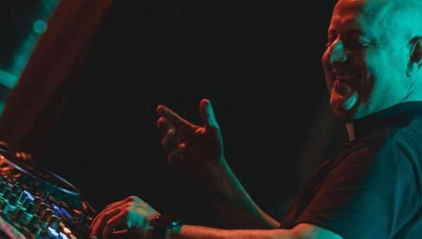 PADRE-GUILHERME-INSTAGRAM