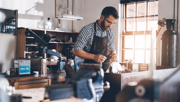 Mężczyzna pracuje w warsztacie produkującym biżuterię