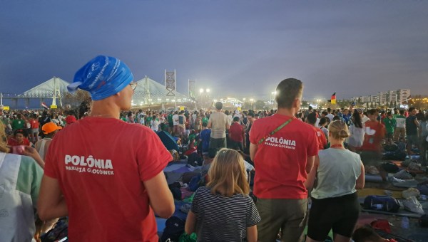 Grupa młodzieży z parafii w Głogówku na czuwaniu modlitewnym podczas Światowych Dnia Młodzieży w Lizbonie