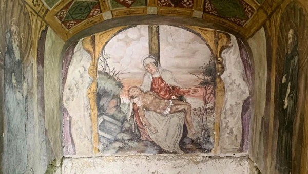 Fresk przedstawiający martwe ciało Chrystusa w objęciach Maryi, odkryty w podziemiach budynku Archiwum Państwowego w Neapolu