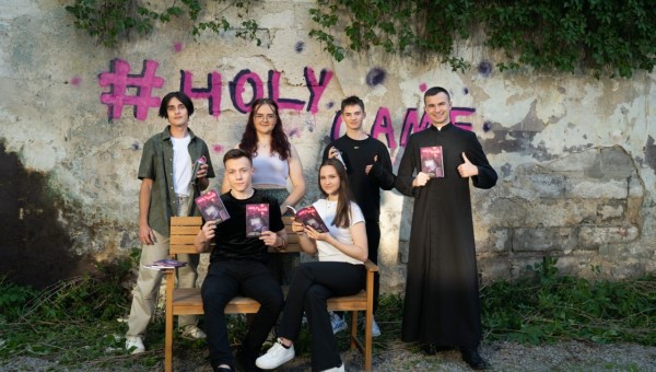 Autorzy książki „Holy game” na tle muralu