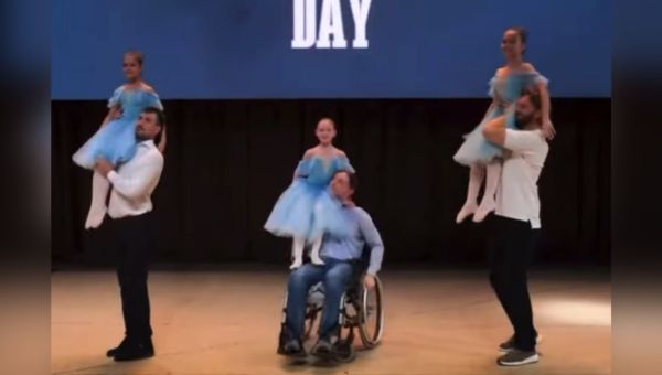 Ojciec na wózku tańczy z córką