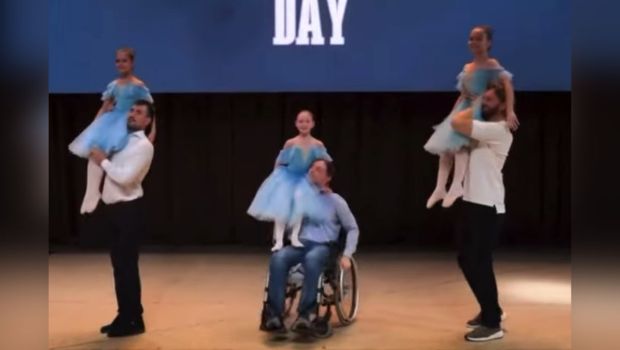 Ojciec na wózku tańczy z córką