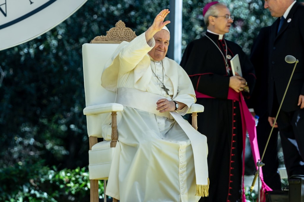 Papież Franciszek podczas wizyty na Katolickim Uniwersytecie w Lizbonie