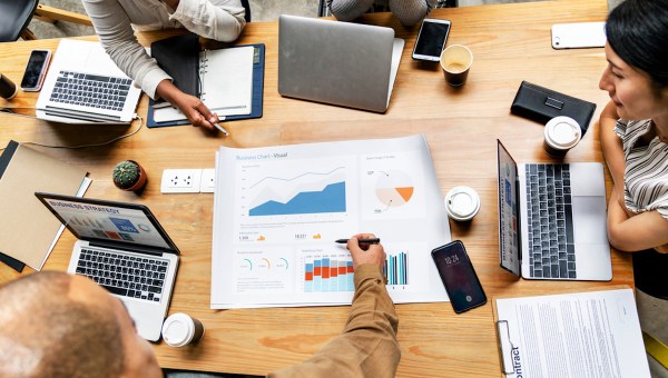 Reunião de trabalho com análise de gráficos