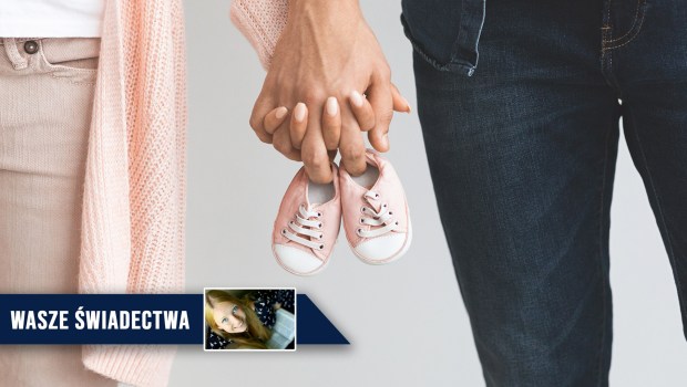 Para oczekująca dziecka trzyma w dłoniach malutkie buciki