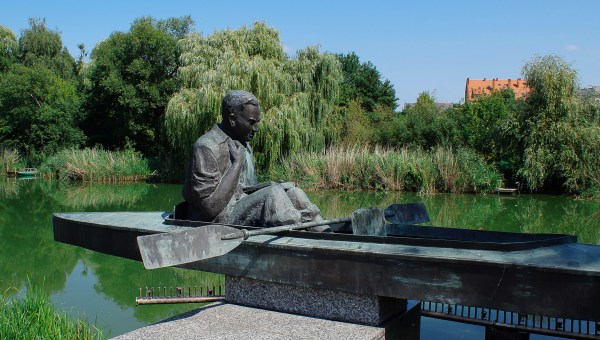 Pomnik Jana Pawła II (Karola Wojtyły) na kajaku w Zbąszyniu