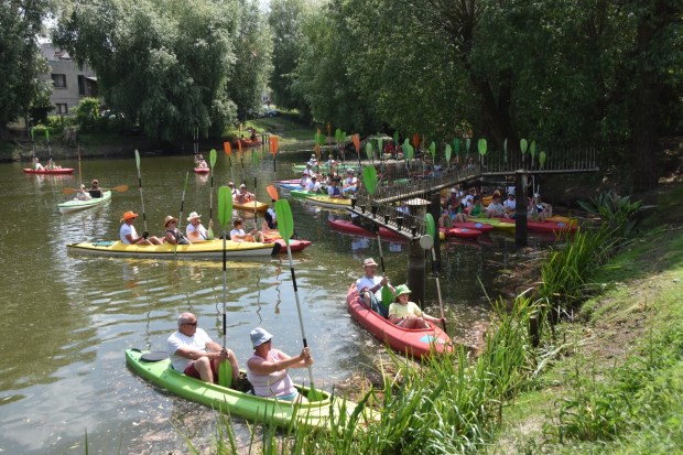 Taniec z wiosłami pod pomnikiem Jana Pawła II w Zbąszyniu
