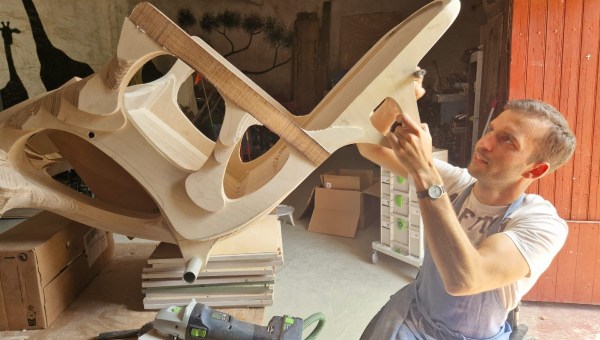 Paul de Livron podczas pracy nad drewnianym wózkiem dla Franciszka