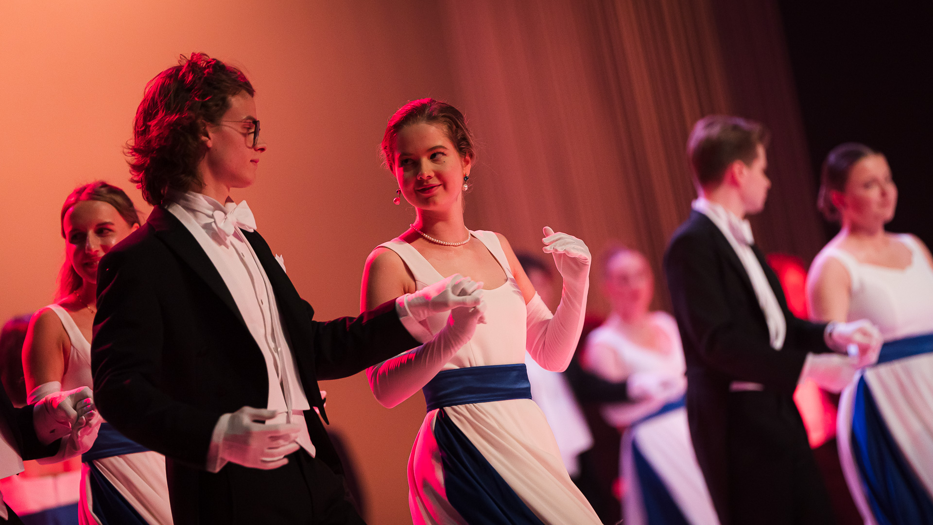 [GALERIA] Tanecznym krokiem w dorosłość, czyli Bal Debiutantów 2023 2/4