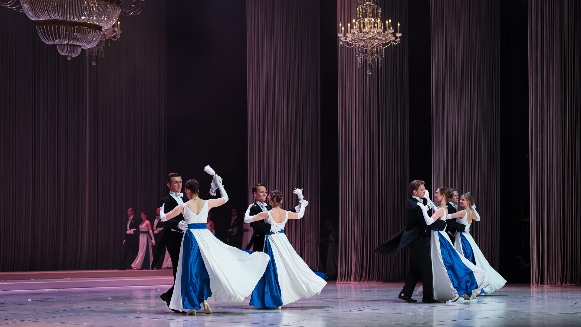 [GALERIA] Tanecznym krokiem w dorosłość, czyli Bal Debiutantów 2023 3/4