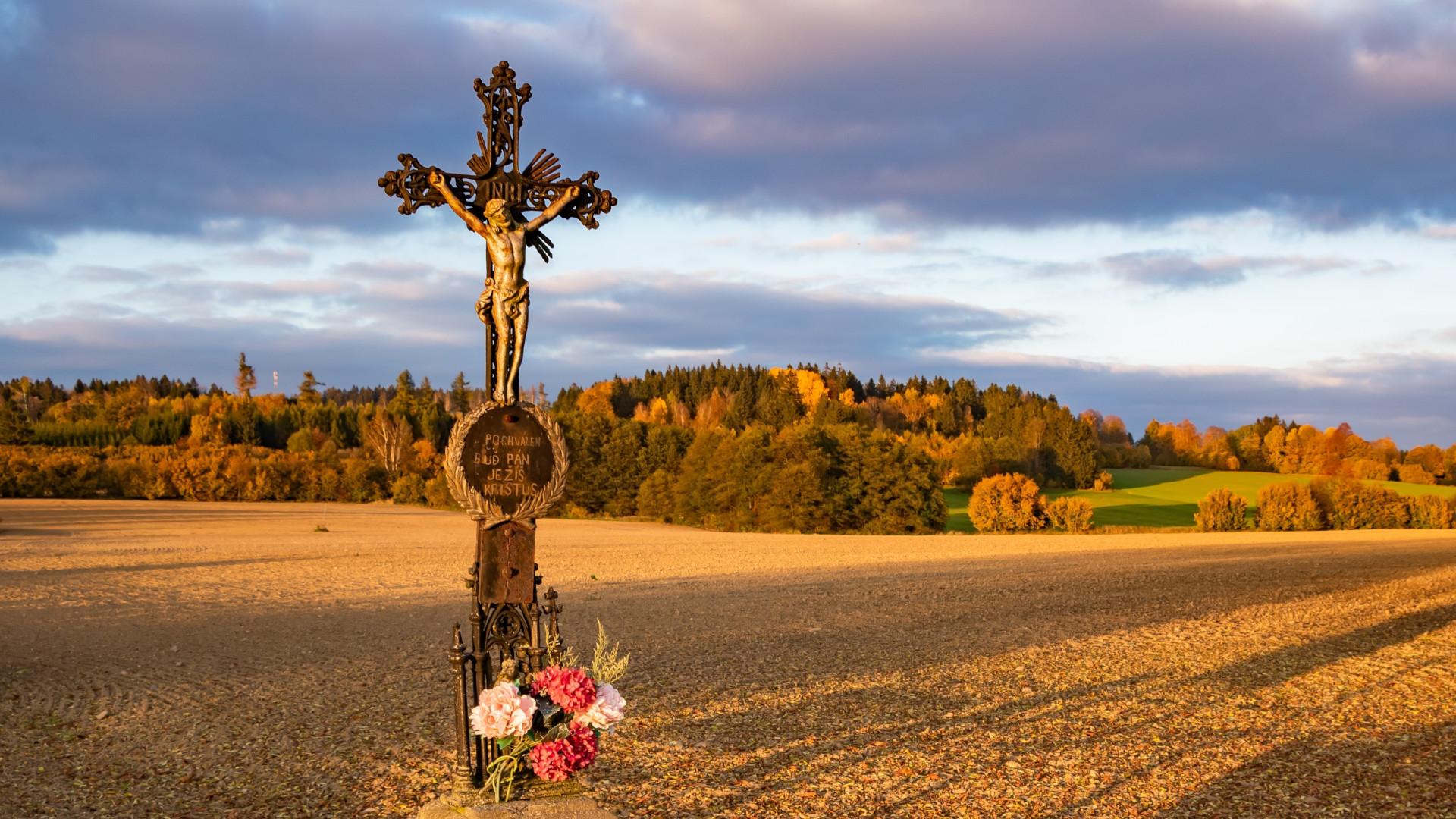 Krzyż na polu jesienią w Czechach