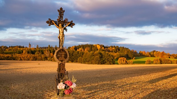 Krzyż na polu jesienią w Czechach