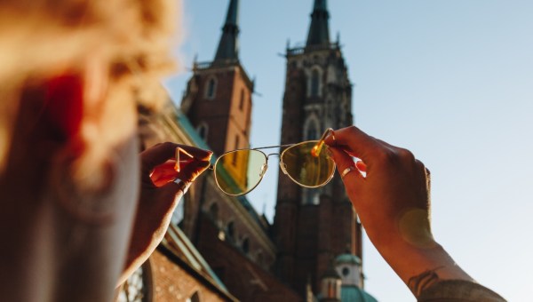 Spoglądanie przez okulary przeciwsłoneczne na wieże wrocławskiej katedry
