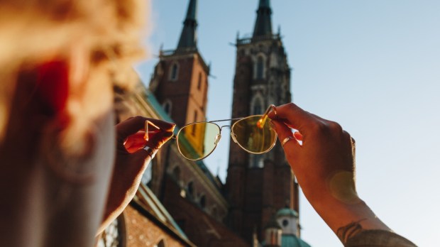 Spoglądanie przez okulary przeciwsłoneczne na wieże wrocławskiej katedry