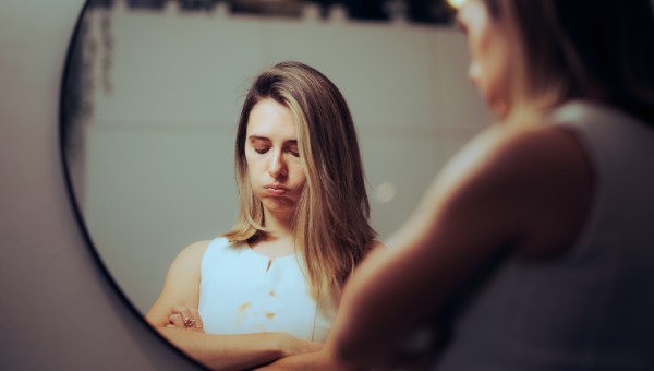 Kobieta spogląda w lustro i bierze się w garść