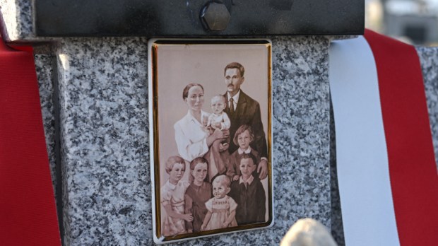 Zdjęcie rodziny Ulmów na ich grobie