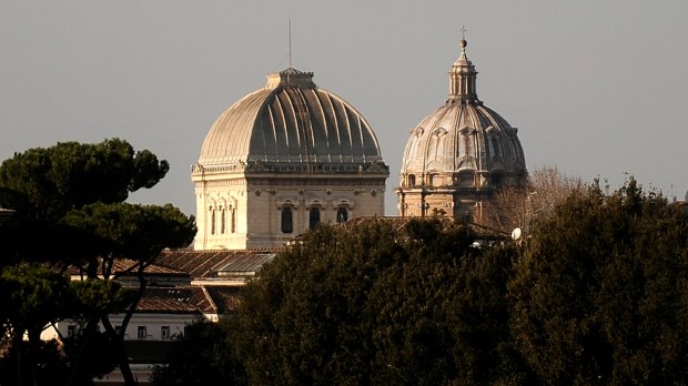Na pierwszym planie Wielka Synagoga w Rzymie, w tle jeden z katolickich kościołów