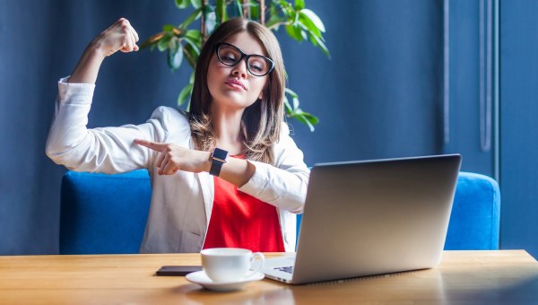 Pracowniczka biura pokazuje gest siły