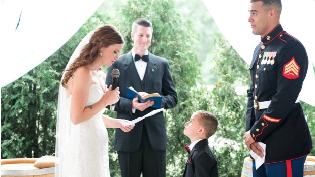 Macocha podczas ślubu składa przysięgę synowi swojego wybranka