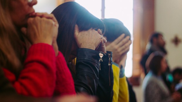 Wierni modlą się w kościele