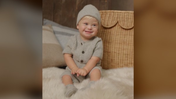 Mały model z zespołem Downa reklamuje kolekcję ubrań dla dzieci Banana Republic