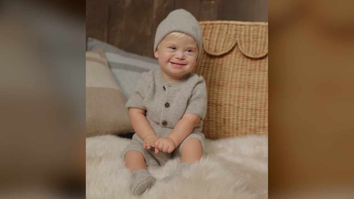 Mały model z zespołem Downa reklamuje kolekcję ubrań dla dzieci Banana Republic
