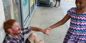 6-latka pomaga bezdomnemu i podbija internet dobrym sercem!