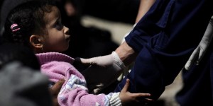 Lampedusa: w kieszeni habitu ma ukryty czerwony nos klauna, a pod ręką zestaw do puszczania baniek