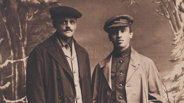 Jezuici Louis J. Gallagher i Edmund A. Walsh na zdjęciu z 1923 r.
