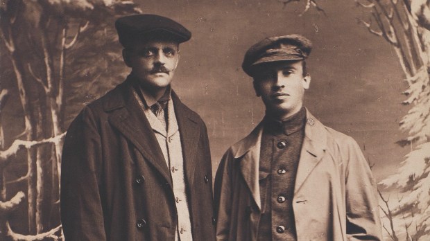 Jezuici Louis J. Gallagher i Edmund A. Walsh na zdjęciu z 1923 r.