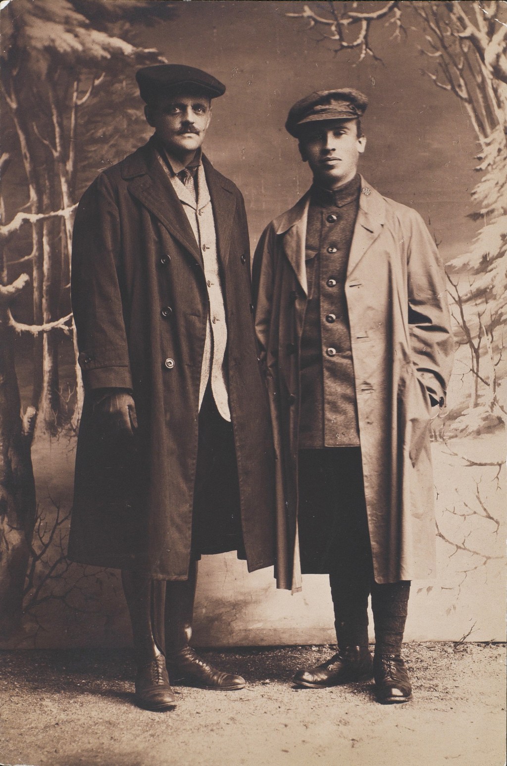 Jezuici Louis J. Gallagher i Edmund A. Walsh na zdjęciu z 1923 r.