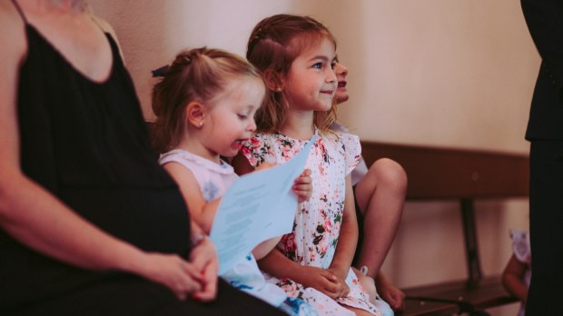 Dzieci na Mszy w kościele