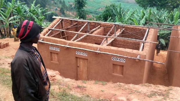 Jeden z domów budowanych dla Pigmejów w Burundi (2022)