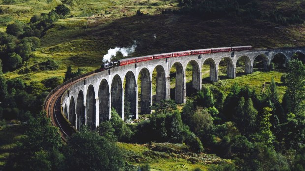 Pociąg na wiadukcie Glen Finnan w Wielkiej Brytanii
