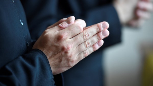 Złożone dłonie seminarzystów