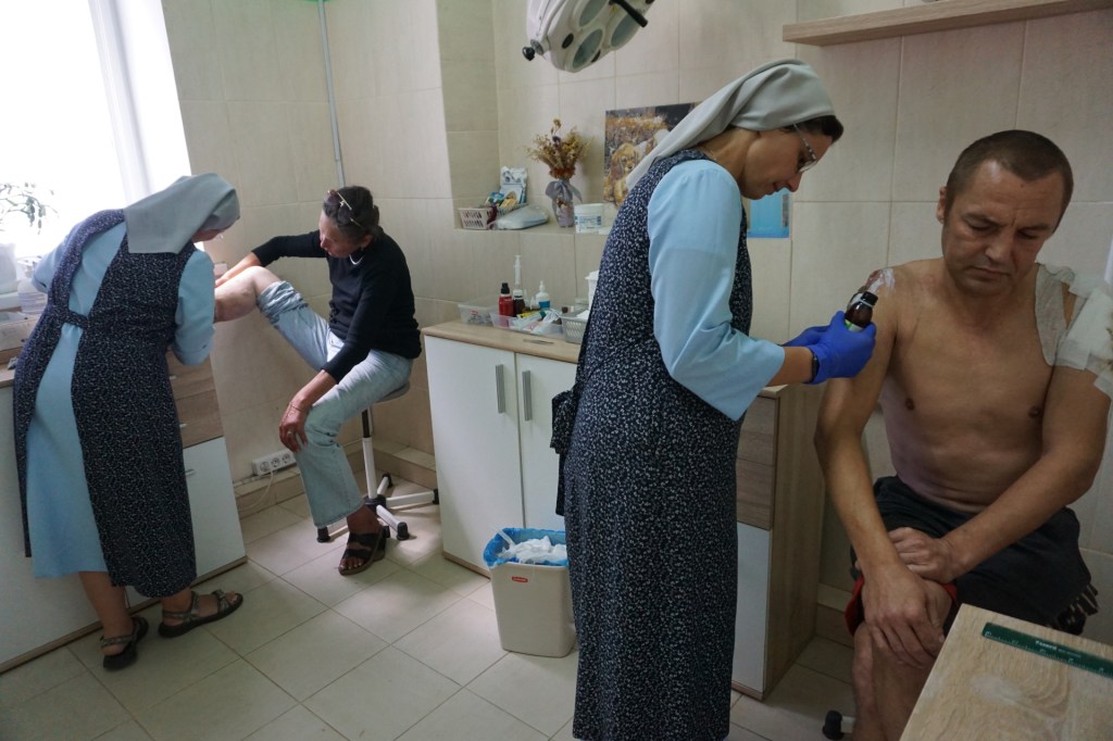 Siostry szarytki opatrują rannych w szpitalu w Odessie