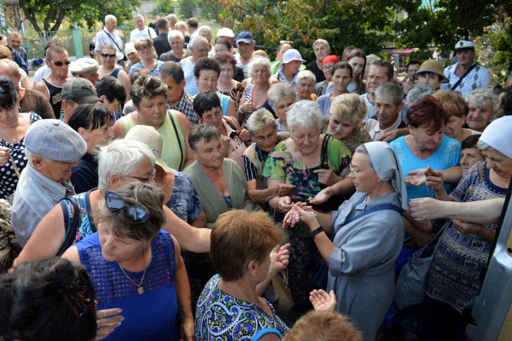 Siostry szarytki rozdają cudowne medaliki mieszkańcom ukraińskich wiosek