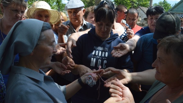 Siostry szarytki rozdają cudowne medaliki mieszkańcom ukraińskich wiosek