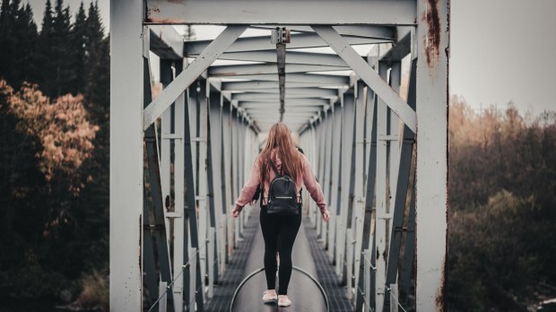 Dziewczyna idzie przez most