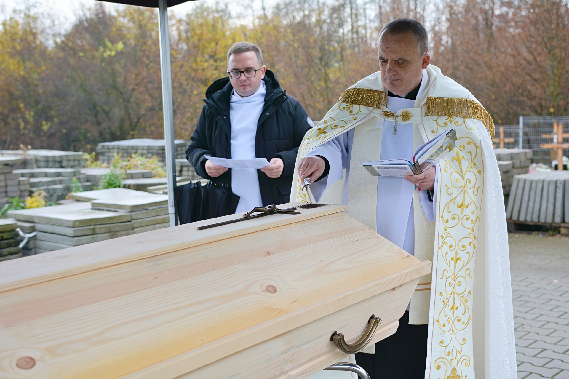 Na cmentarzu podczas pogrzebu dzieci nienarodzonych