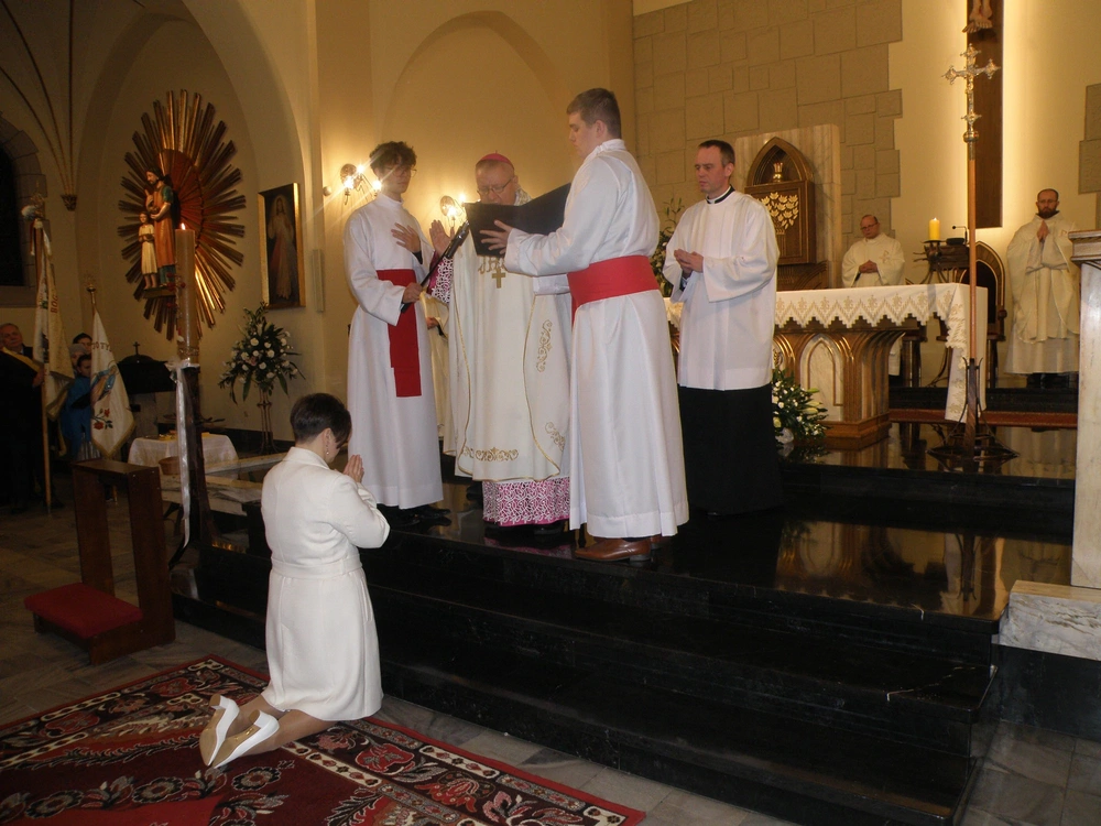 [GALERIA] Kolejna dziewica konsekrowana. Izabela w białej sukience została zaślubiona Chrystusowi