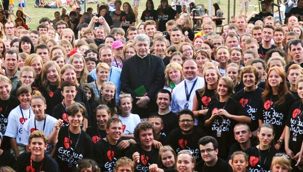 Ks. Piotr Pawlukiewicz na spotkaniu z młodzieżą w trakcie Exodusu Młodych