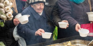 Milenki nikt nie zaprasza, a Ryszard jeździ od pętli do pętli. Ubóstwo dzieci i seniorów nie maleje