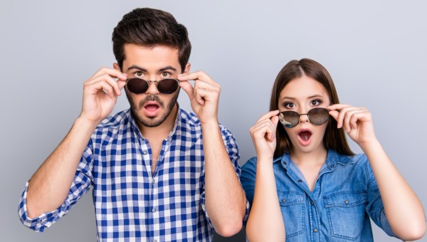 Mężczyzna i kobieta zdejmujący okulary ze zdziwienia