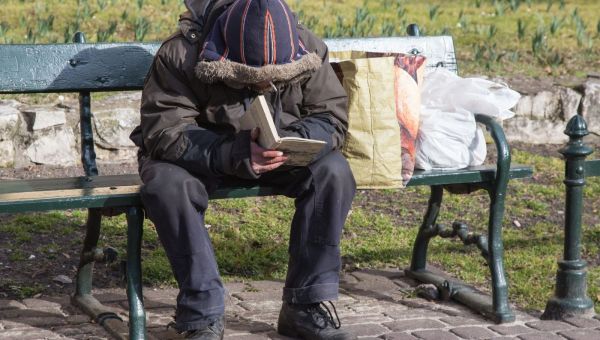 Osoby bezdomne w Polsce. Jak można im pomóc?