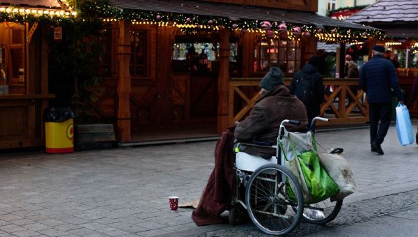 Osoby w kryzysie bezdomności. 8 sposobów na pomoc